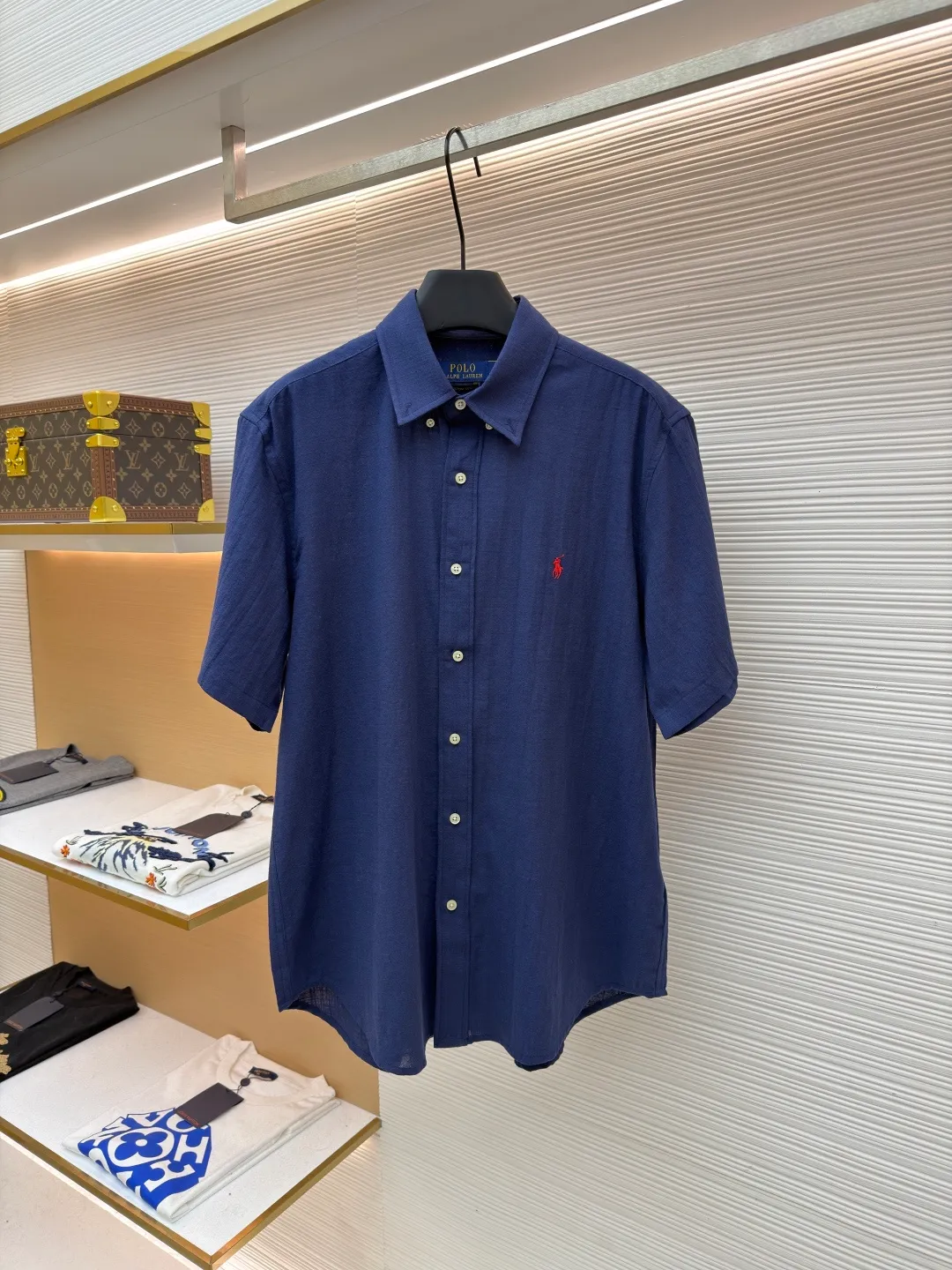 Ralph Lauren logo embroidered short-sleeved shirt ●Original version: Purchased and developed at 1590 ●Item number: 1682558-A20 ●Material: Linen cotton plain fabric ●Technology: Side-turned embedded stitching ●Color: Navy blue ●Version: Fitted version ●Weight: about 180 grams ●Size: S-M-L-XL ●Description: Selected high-quality linen cotton plain fabric with natural texture and breathability, tight and smooth Comfortable and close to the skin. Elegantly presented with a touch of deep black. The iconic red pony embroidery is like a smart musical note dancing on the black canvas. Simple but highly recognizable. The clever design of the outer I-shaped pleated split back yoke adds a sense of agility and elegance. The minimalist shape contains the soul of fashion. Imported machine embroidery technology is used. Advanced computer control systems and sophisticated mechanical components are used to achieve the iconic pony embroidery operation with high precision. The lines are smooth and delicate, using the side-turning and embedded stitching process. It is smooth and tidy. The whole fabric has been carefully washed. It has a better hand feel and texture. It is not easy to deform, shrink or fade, and maintains long-term beauty. The overall wiring is straight and delicate, the fabric is comfortable and soft, and the color is consistent without color difference. It can be matched with the same style to create a fashionable look and control various occasions. Customized accessories, complete with three standards, same style for men and women!